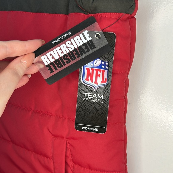 NFL Tampa Bay Buccaneers NWT Women's Red Puffer Fleece Reversible Vest Sz Medium - Picture 5 of 14